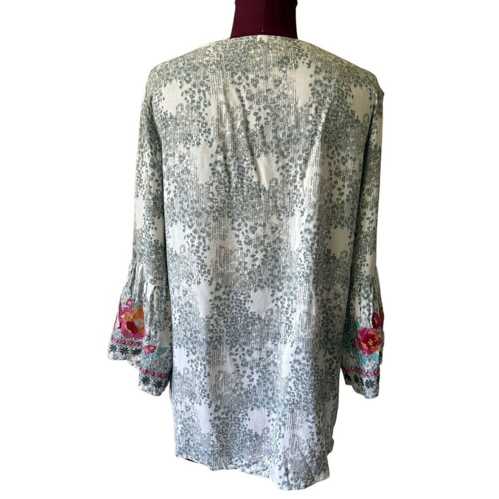 Savanna Jane Boho Top V-Neck Long Bell Sleeve Embroidered Blouse Floral Gray - Picture 3 of 11
